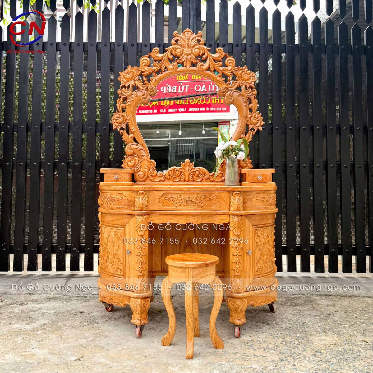 ban trang diem go go do mau hoang gia