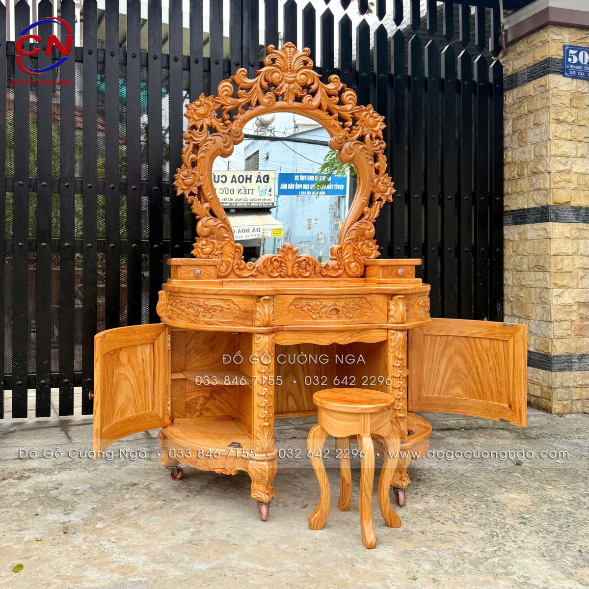 ban trang diem go go do mau hoang gia