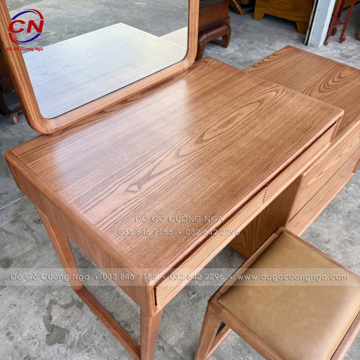 Mặt bàn của bàn trang điểm gỗ Sồi Nga hiện đại