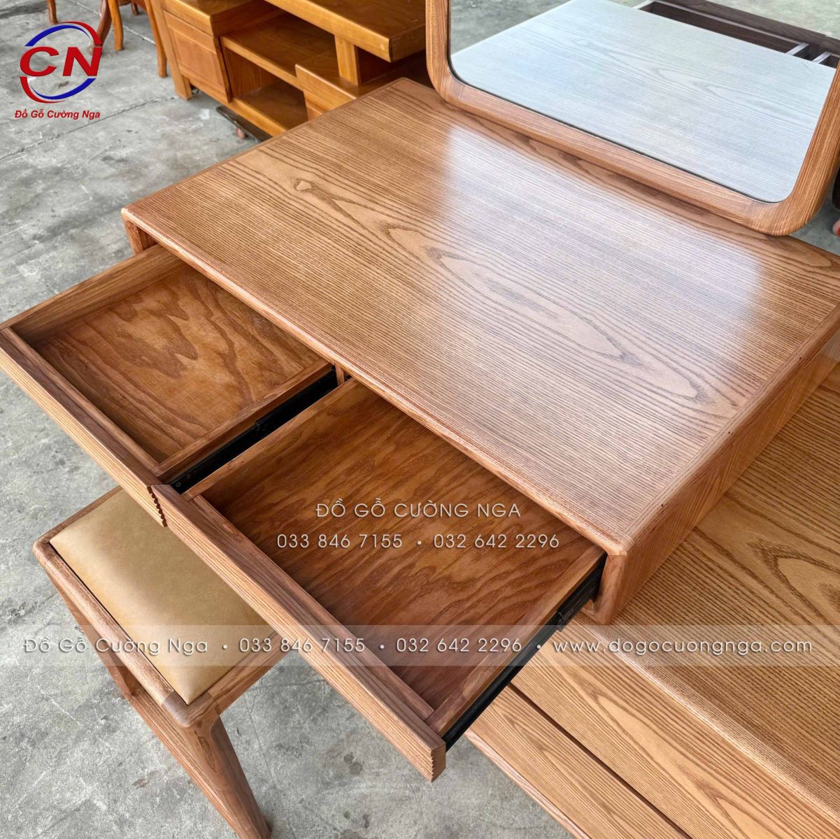 Mặt trong ngăn kéo của bàn trang điểm gỗ Sồi Nga hiện đại