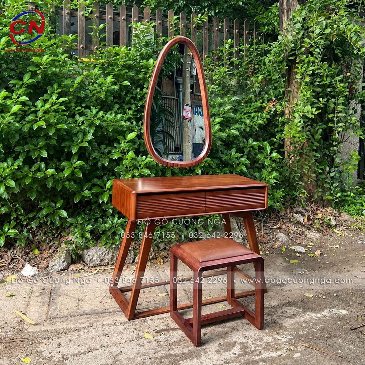 Góc nghiêng bàn trang điểm gỗ Sồi màu óc chó hiện đại