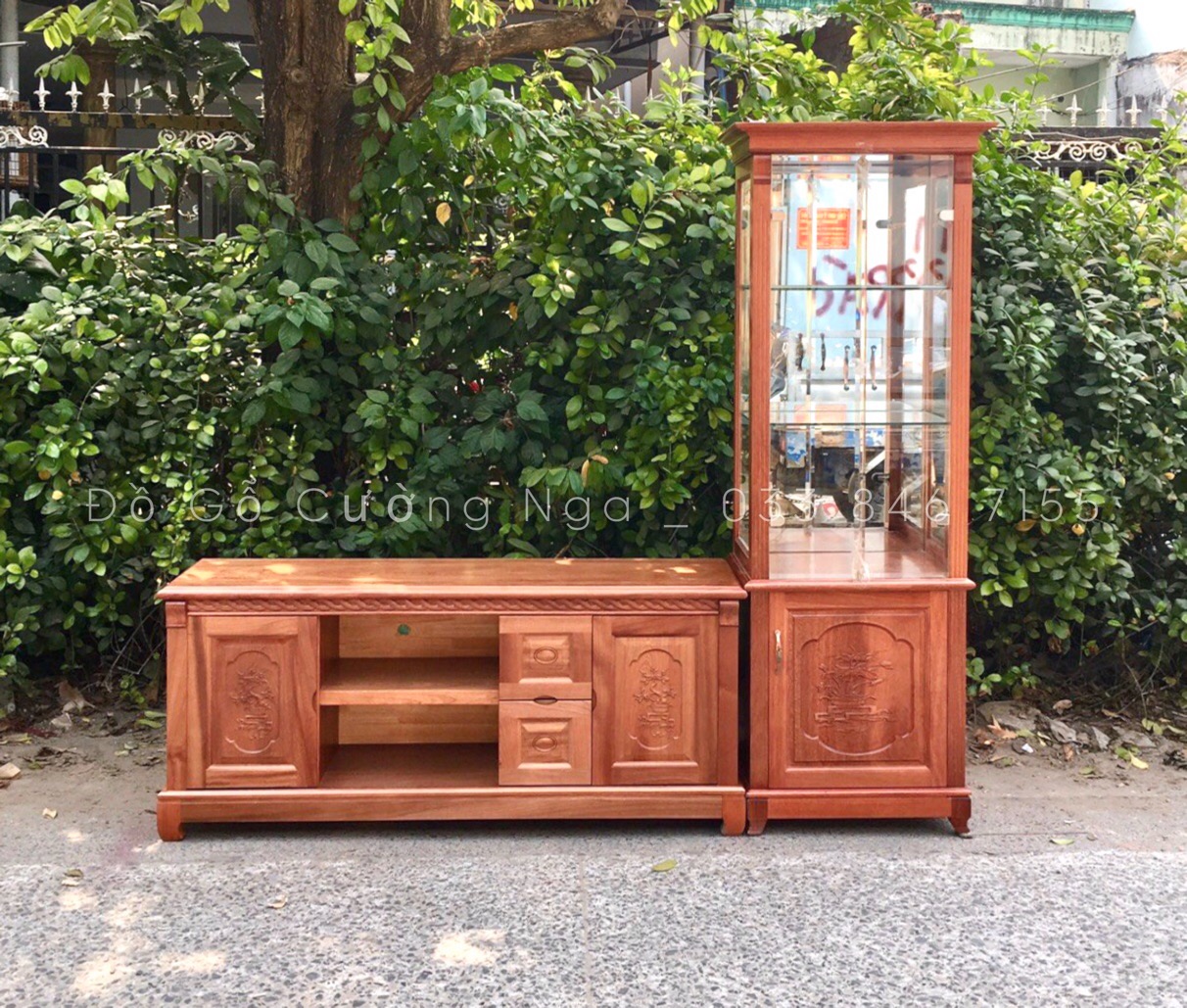 Tủ rượu trang trí không chỉ là một món đồ nội thất mà còn thể hiện đẳng cấp và cá tính riêng của gia chủ.  Nhờ vào sự độc đáo và sang trọng, tủ rượu trang trí là điểm nhấn thu hút mọi ánh nhìn trong phòng khách.  Tủ rượu mang lại vẻ sang trọng và lịch lãm cho ngôi nhà của bạn, tạo nên không gian sống đẳng cấp.  Mẫu tủ rượu đẹp mang đến sự sang trọng và lịch lãm cho ngôi nhà  Ngoài việc trưng bày rượu, bạn còn có thể sắp xếp nhiều đồ trang trí khác trên tủ, gia tăng vẻ đẹp cho không gian nội thất.  Trưng bày đồ trang trí lên tủ rượu