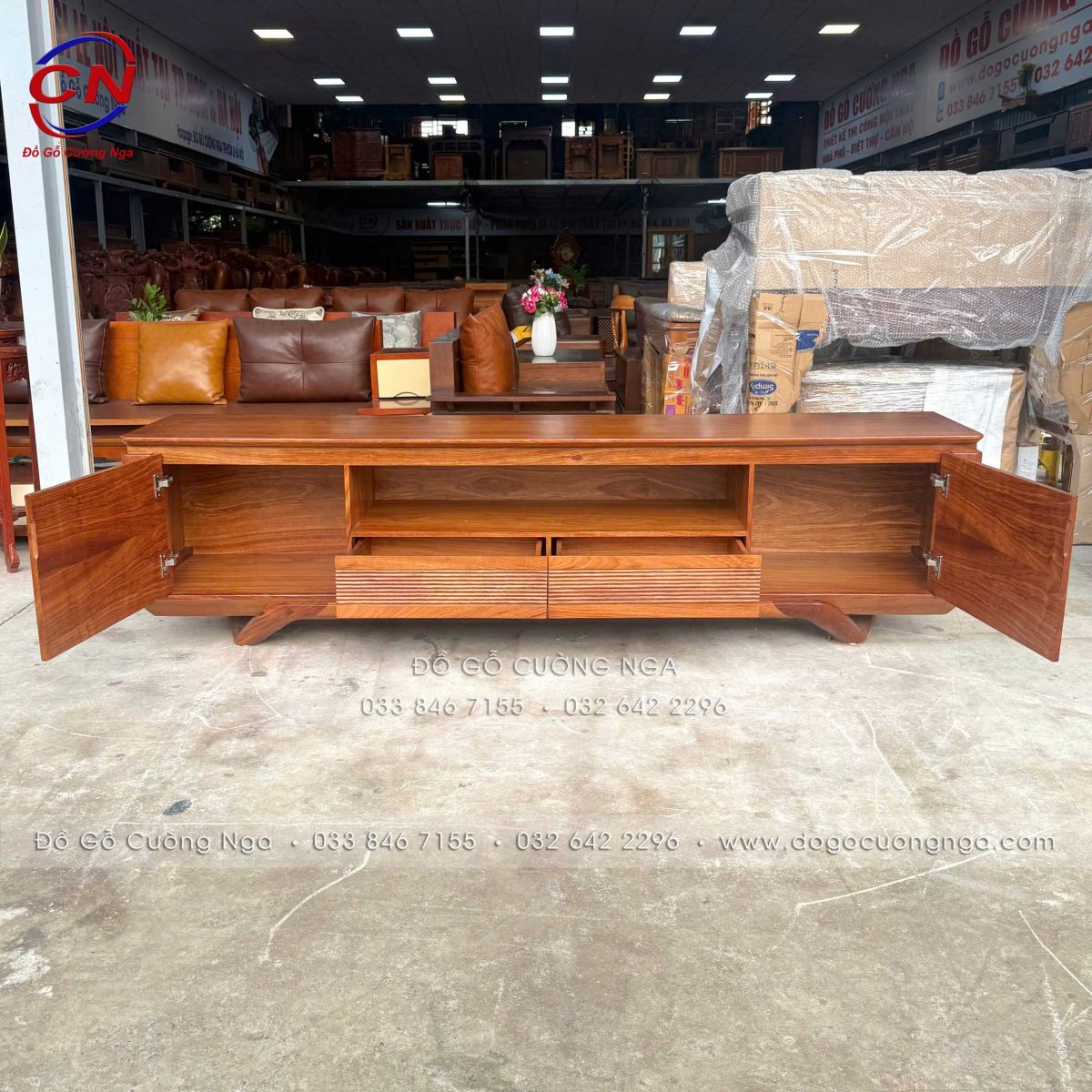 ke tivi go huong vang chan choai