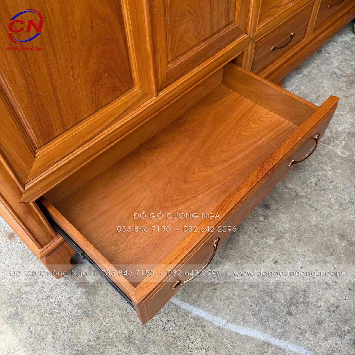 Bên trong tủ áo gỗ gõ đỏ chia 3 buồng tiện dụng