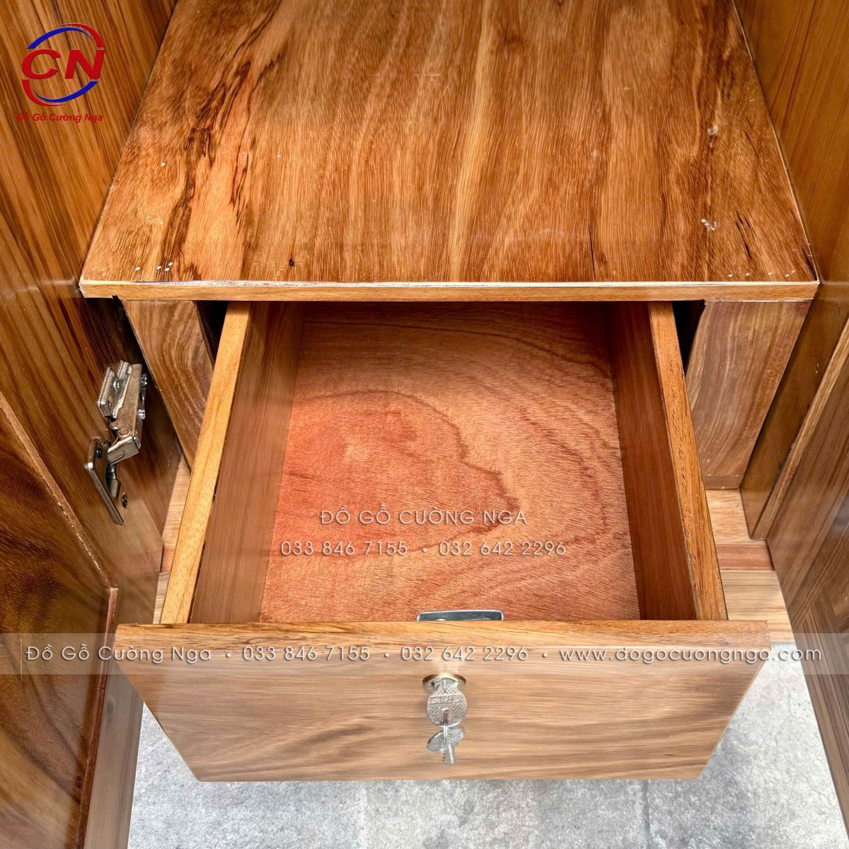 Tủ Quần Áo Gỗ Hương Xám 4 Cánh Kèm Góc Trang Trí Vế Phải - Mẫu Chạy Chỉ