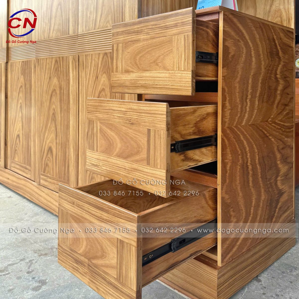 Tủ Quần Áo Gỗ Hương Xám 4 Cánh Kèm Góc Trang Trí Vế Phải Có Ngăn Kéo