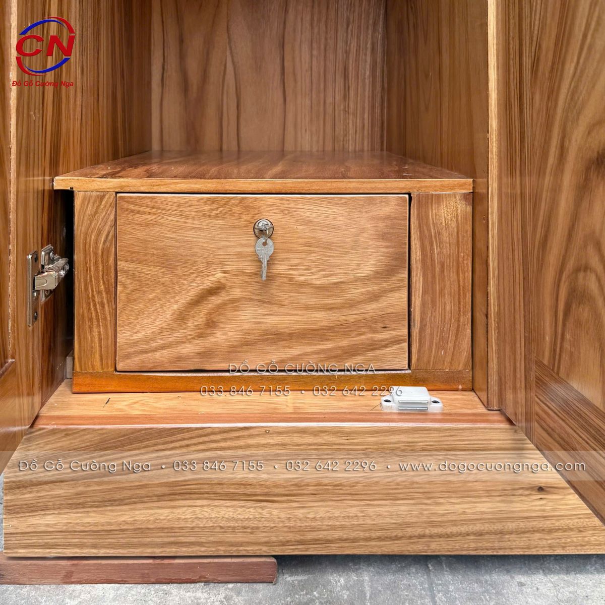 Tủ Quần Áo Gỗ Hương Xám 4 Cánh Kèm Góc Trang Trí Vế Phải - Mẫu Chạy Chỉ