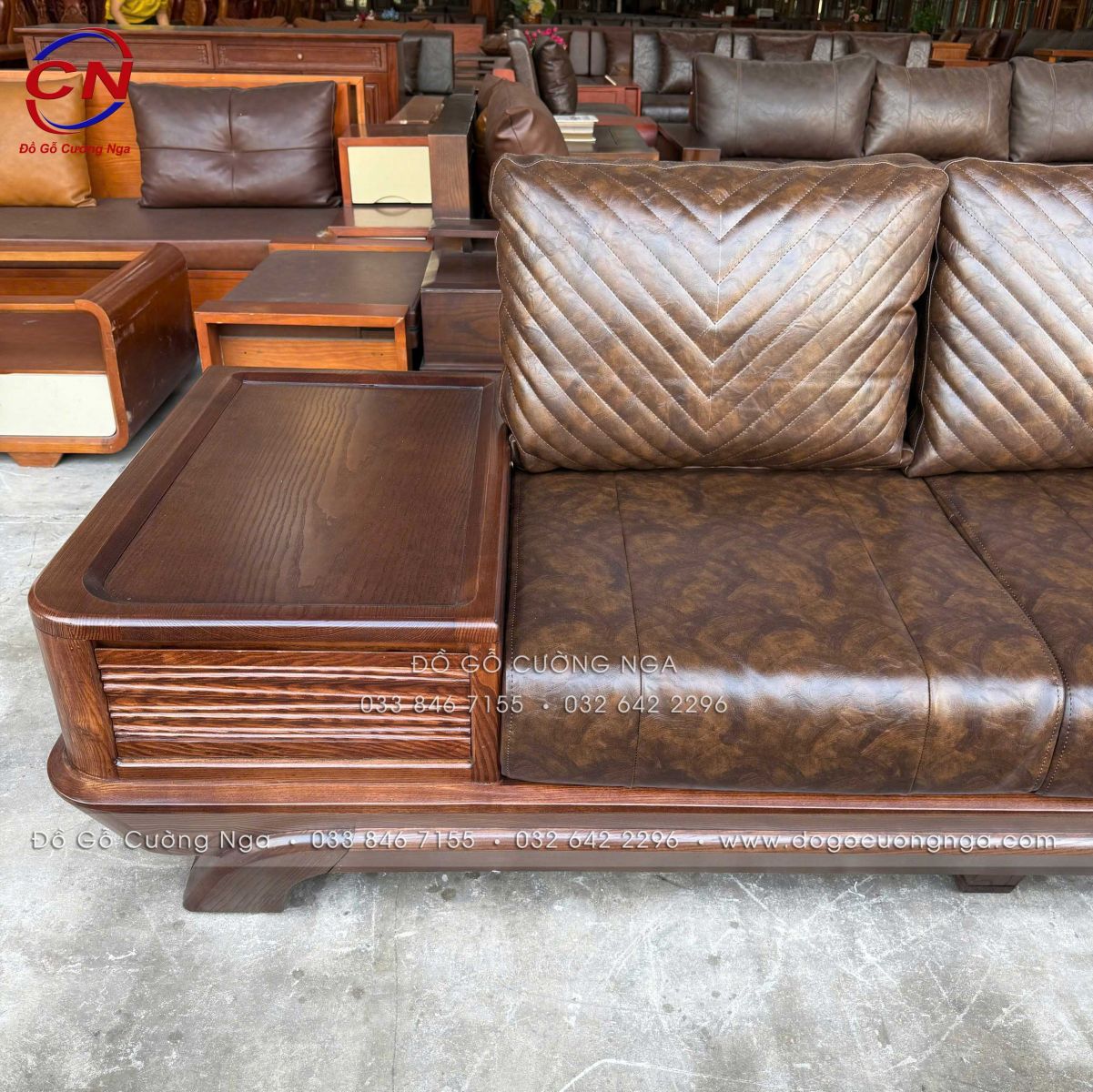 cận cảnh màu óc chó của bộ sofa