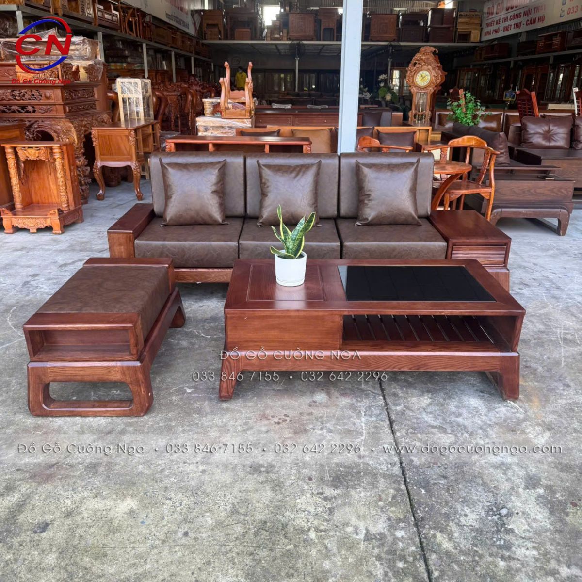 Sofa Văng Chân Choãi Gỗ Sồi Màu Óc Chó Kèm Nệm Da Trơn Calora