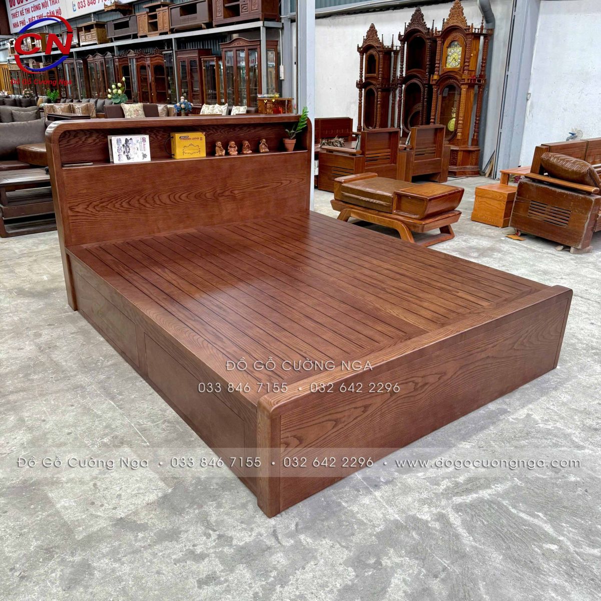 giường ngủ gỗ sồi màu óc chó 2 ngăn kéo kèm kệ đầu giường (góc nghiêng)