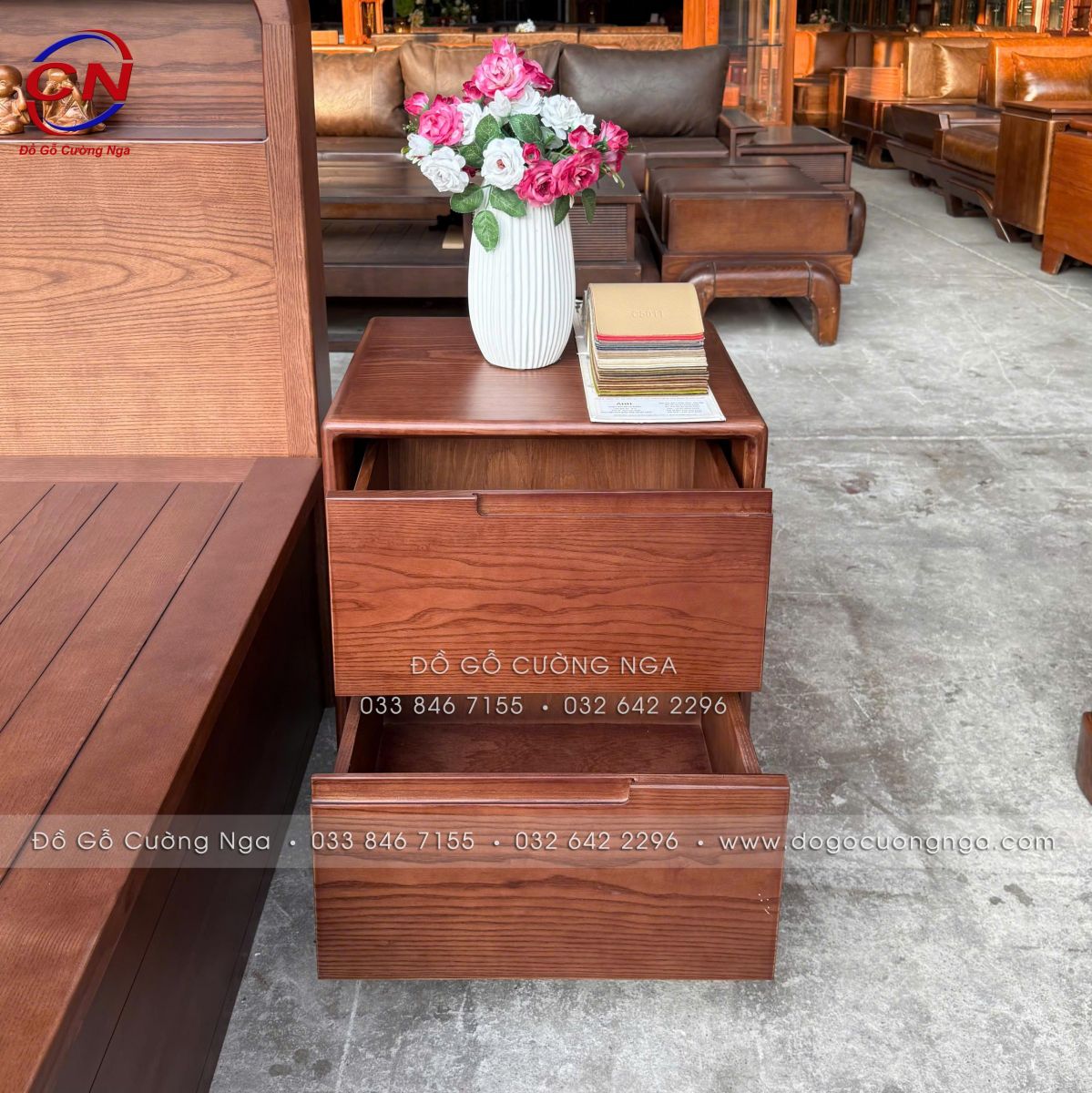 tủ đầu giường 2 ngăn kéo gỗ sồi màu óc chó khi mở ngăn kéo ra