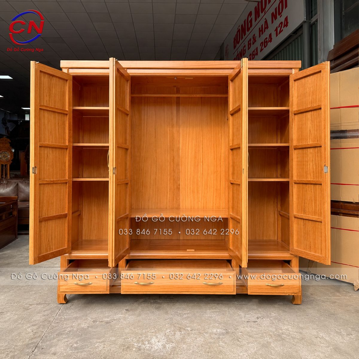 Ngăn trong được chia gọn với nhiều chổ treo và chứa đồ