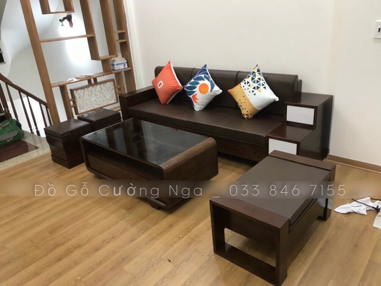 bộ bàn ghế sofa văng gỗ sồi nhỏ gọn cho phòng khách nhỏ