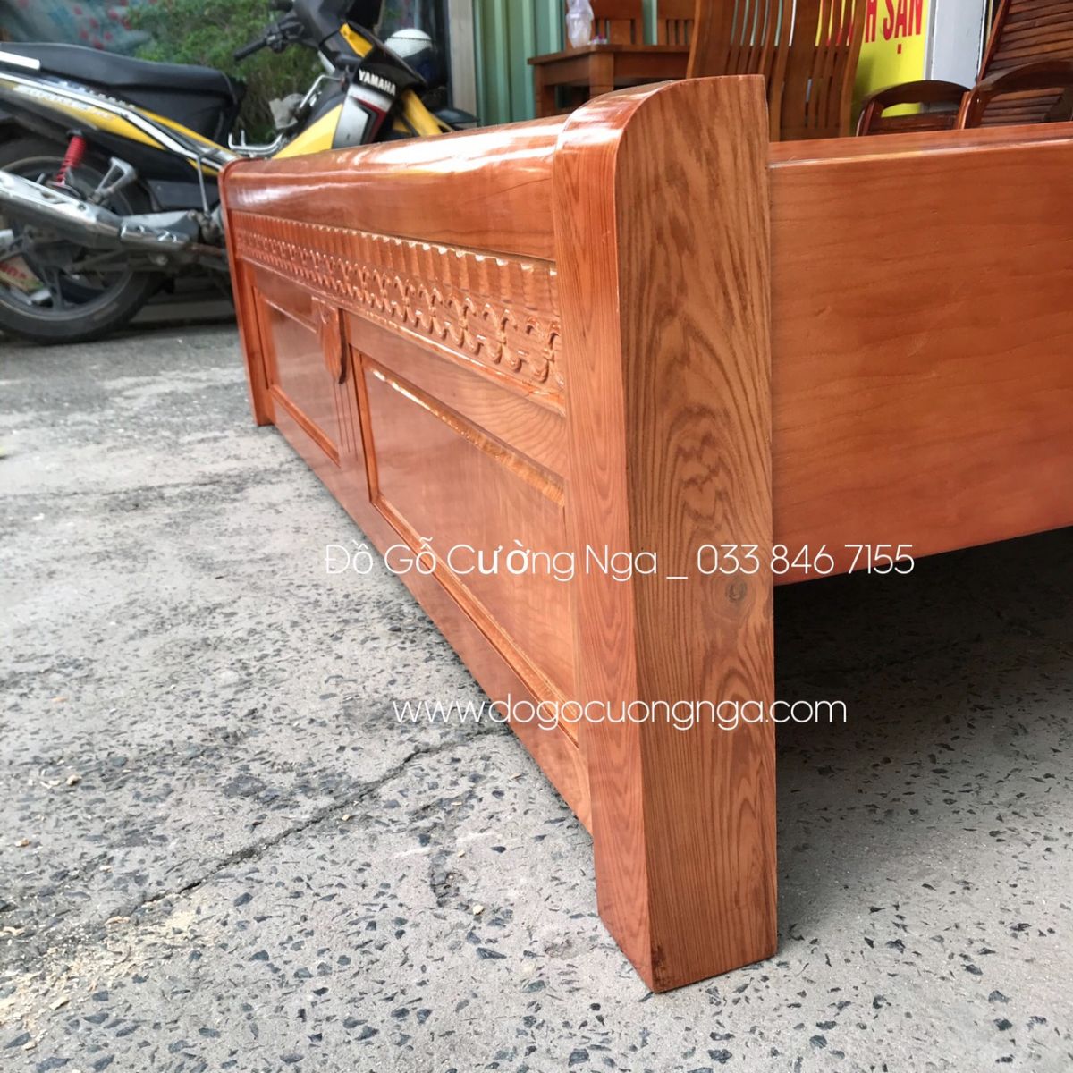 Giường gỗ sồi có màu sắc bắt mắt, 