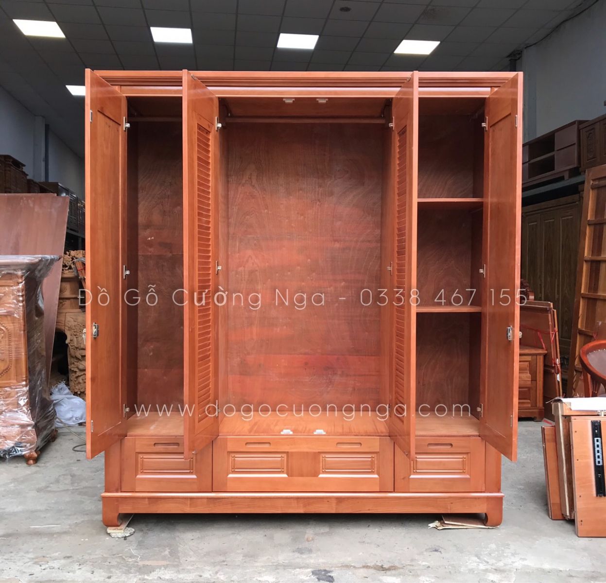 bên trong tủ áo gỗ xoan đào 4 cánh