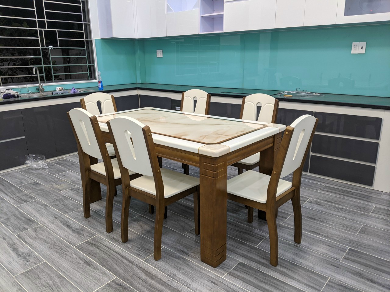 Bộ bàn ăn mặt đá cao cấp Đồ Gỗ Cường Nga 8 ghế là sự kết hợp hoàn hảo giữa chất liệu gỗ tự nhiên và đá cao cấp. Bộ bàn ăn sẽ làm cho không gian của bạn trở nên sang trọng và ấn tượng. Thiết kế đơn giản, tinh tế giúp mang đến không gian ấm cúng cho các bữa ăn gia đình.