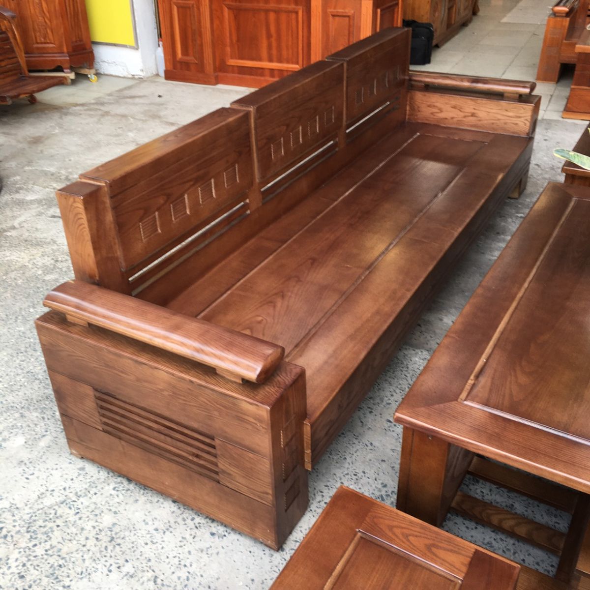 Salon gỗ sồi lau màu óc chó - mẫu đối tay trứng