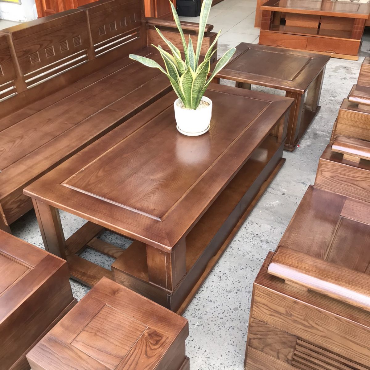 Salon gỗ sồi lau màu óc chó - mẫu đối tay trứng