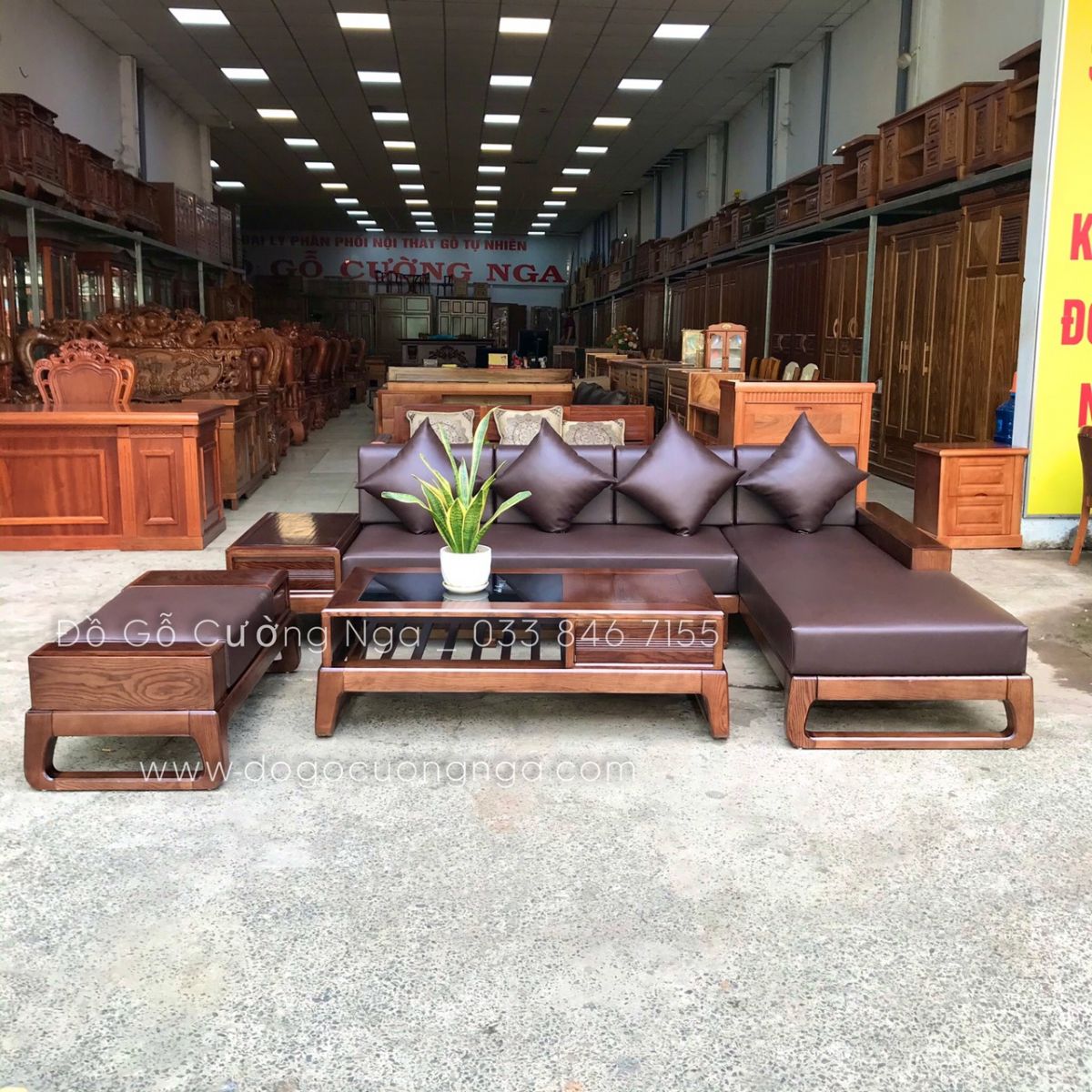 Sofa Gỗ Sồi Sơn Màu Óc Chó Sang Trọng Và Tinh Tế Cho Phòng Khách