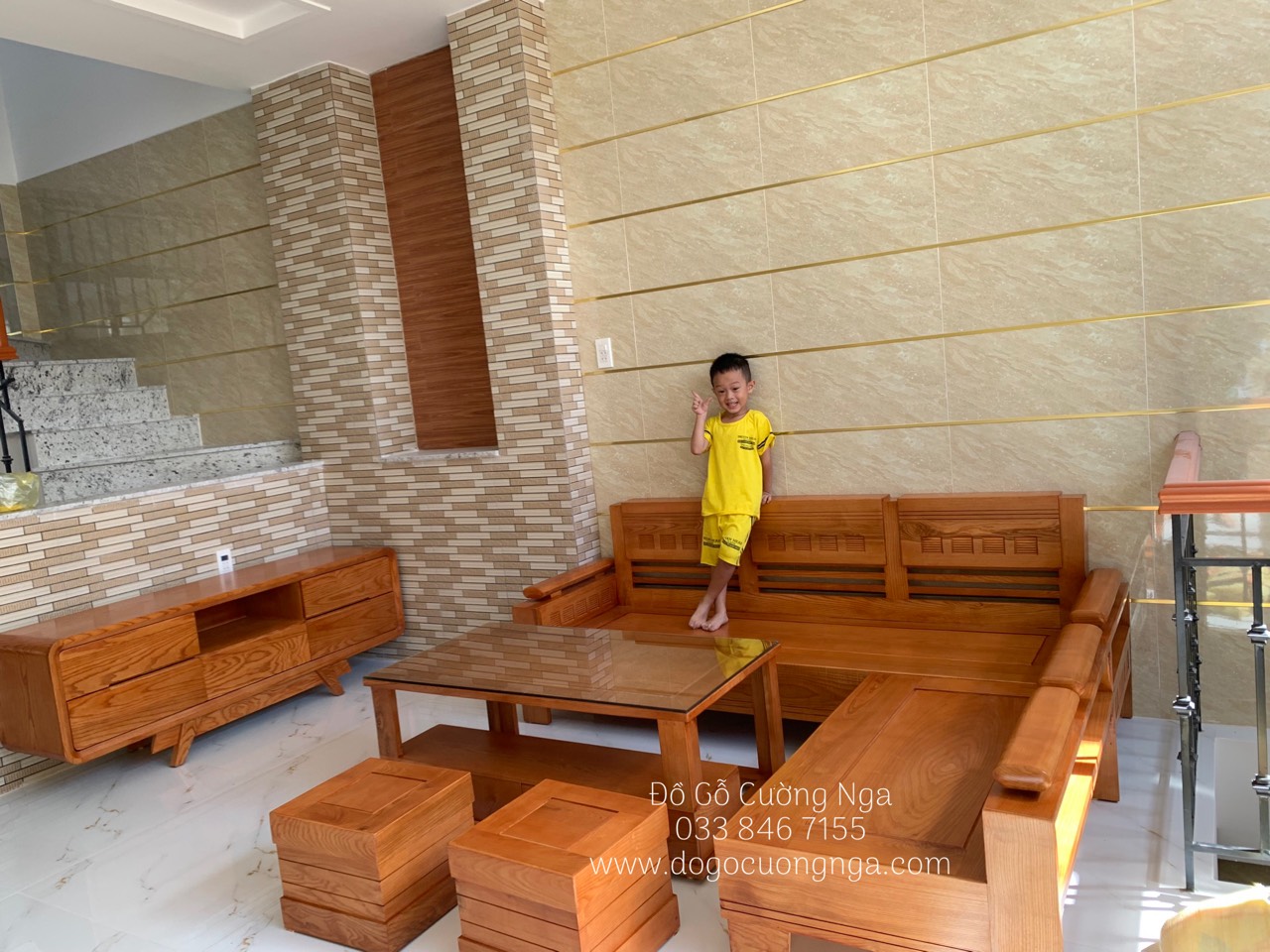 Bàn của bộ Sofa gỗ sồi nga - lau màu gõ tinh tế