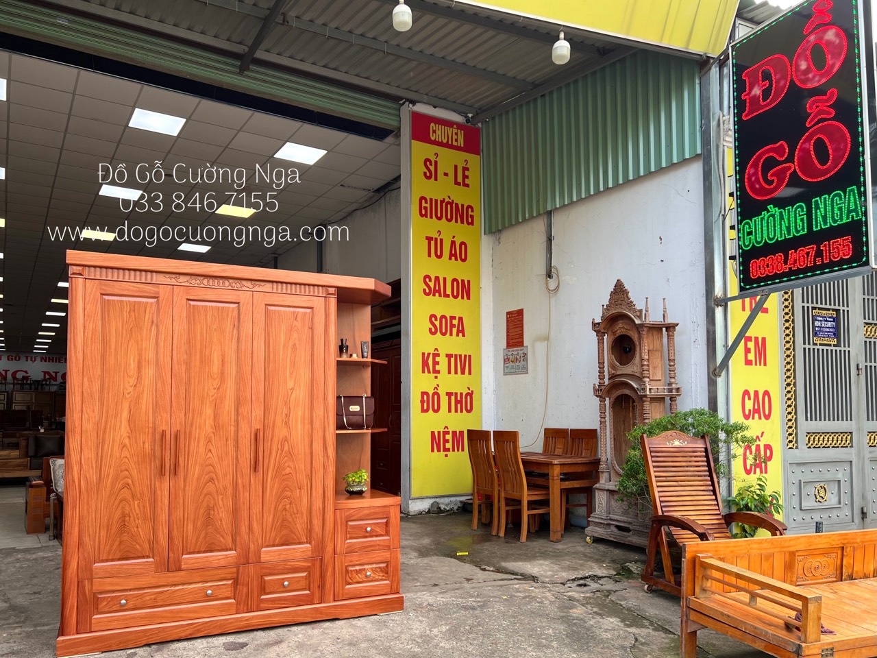 Tủ áo gỗ hương đá 3 cánh kèm kệ trang trí 2m