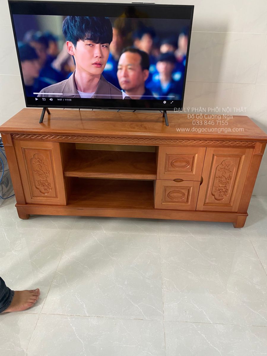 ke tivi go dinh huong 