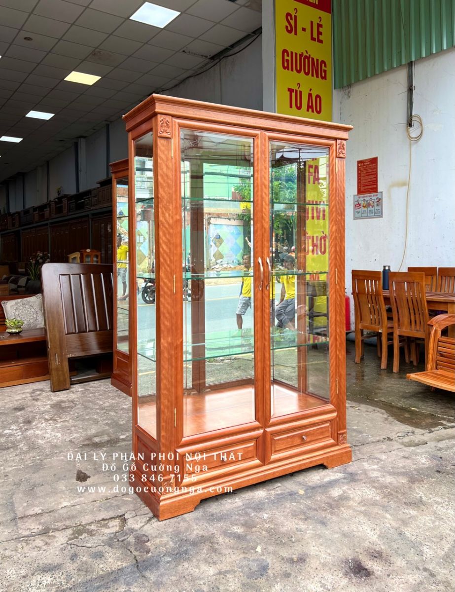 Tủ rượu trang trí không chỉ là một món đồ nội thất mà còn thể hiện đẳng cấp và cá tính riêng của gia chủ.  Nhờ vào sự độc đáo và sang trọng, tủ rượu trang trí là điểm nhấn thu hút mọi ánh nhìn trong phòng khách.  Tủ rượu mang lại vẻ sang trọng và lịch lãm cho ngôi nhà của bạn, tạo nên không gian sống đẳng cấp.  Mẫu tủ rượu đẹp mang đến sự sang trọng và lịch lãm cho ngôi nhà  Ngoài việc trưng bày rượu, bạn còn có thể sắp xếp nhiều đồ trang trí khác trên tủ, gia tăng vẻ đẹp cho không gian nội thất.  Trưng bày đồ trang trí lên tủ rượu