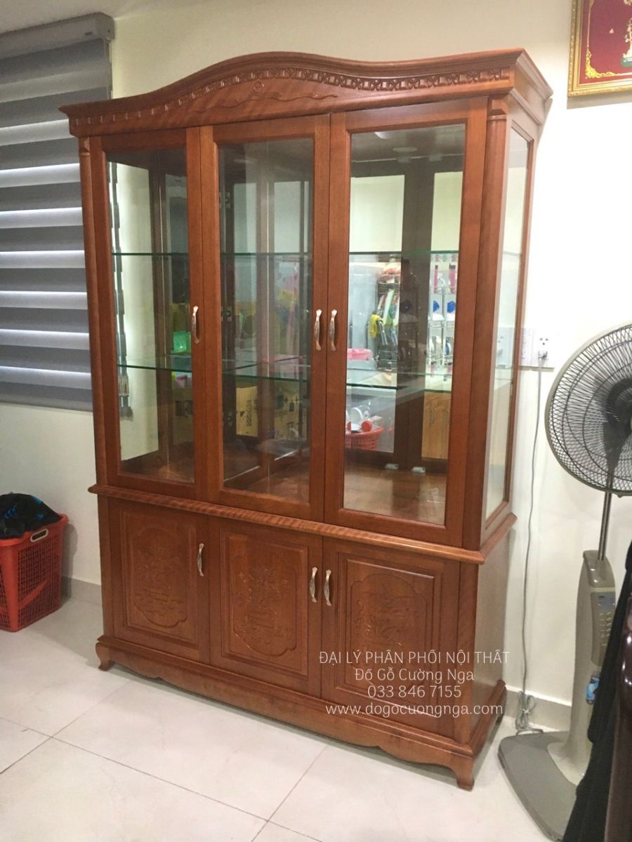 Tủ rượu trang trí không chỉ là một món đồ nội thất mà còn thể hiện đẳng cấp và cá tính riêng của gia chủ.  Nhờ vào sự độc đáo và sang trọng, tủ rượu trang trí là điểm nhấn thu hút mọi ánh nhìn trong phòng khách.  Tủ rượu mang lại vẻ sang trọng và lịch lãm cho ngôi nhà của bạn, tạo nên không gian sống đẳng cấp.  Mẫu tủ rượu đẹp mang đến sự sang trọng và lịch lãm cho ngôi nhà  Ngoài việc trưng bày rượu, bạn còn có thể sắp xếp nhiều đồ trang trí khác trên tủ, gia tăng vẻ đẹp cho không gian nội thất.  Trưng bày đồ trang trí lên tủ rượu