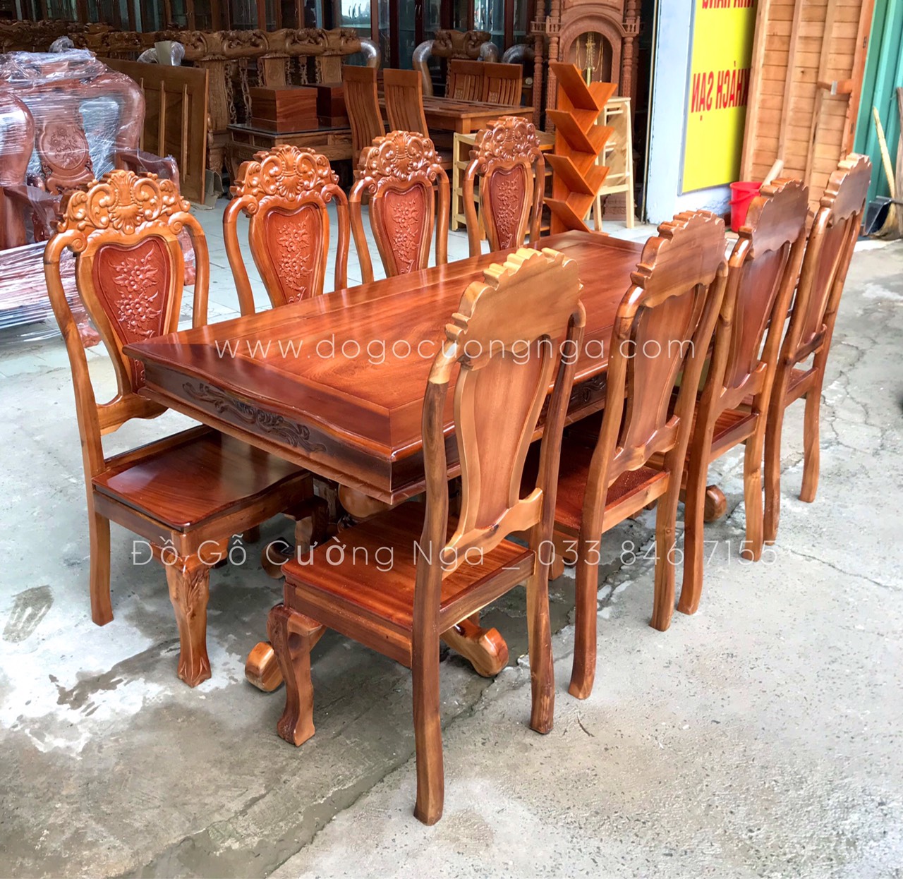 Với chất liệu gỗ tràm bông và kĩ thuật chế tác tinh xảo, bộ bàn ăn 8 ghế gỗ tràm bông vàng sẽ làm cho không gian ăn uống của bạn trở nên sang trọng và ấn tượng hơn mọi lúc.