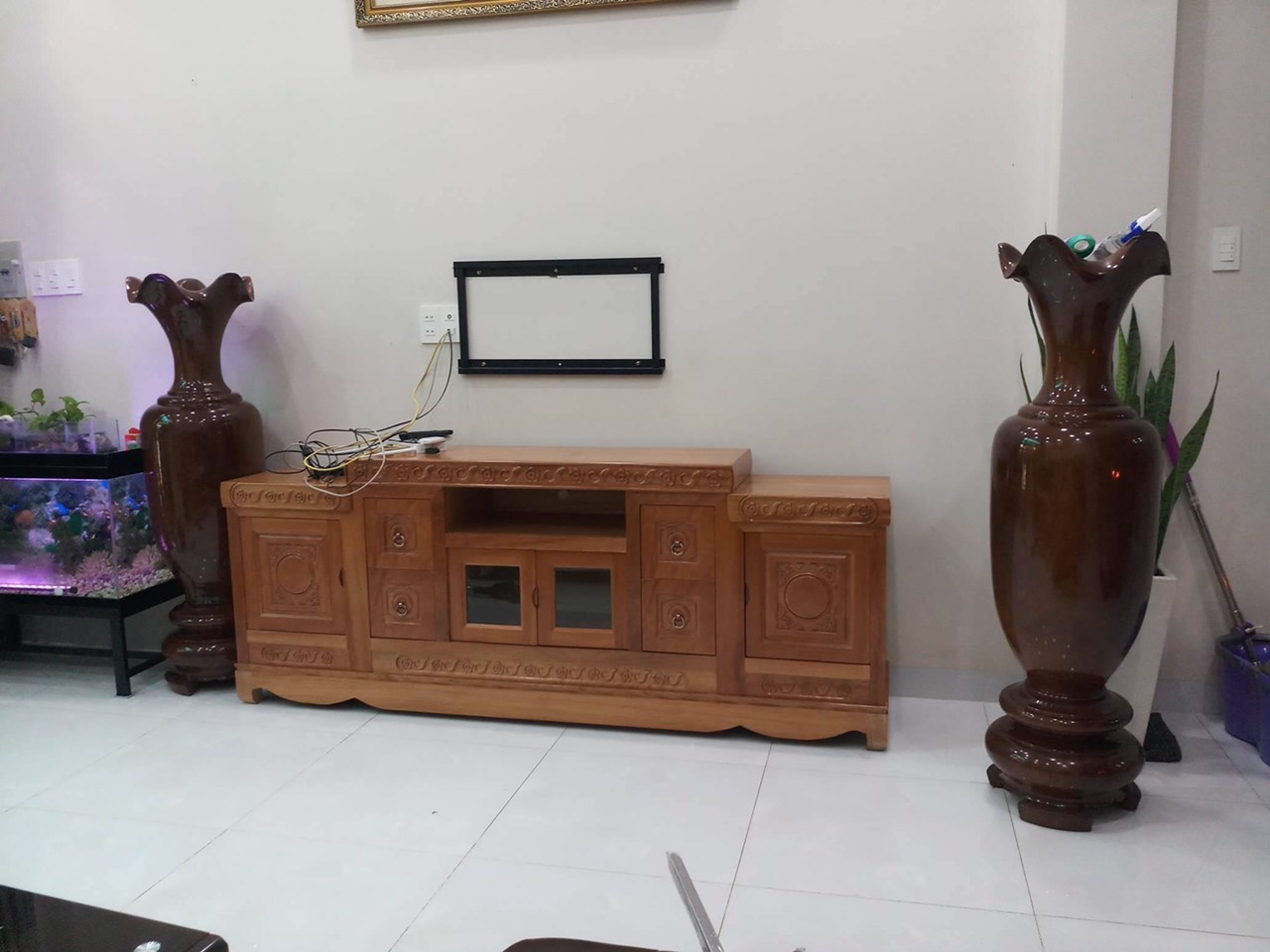 Kệ tivi gỗ Đinh Hương khách đang dùng 