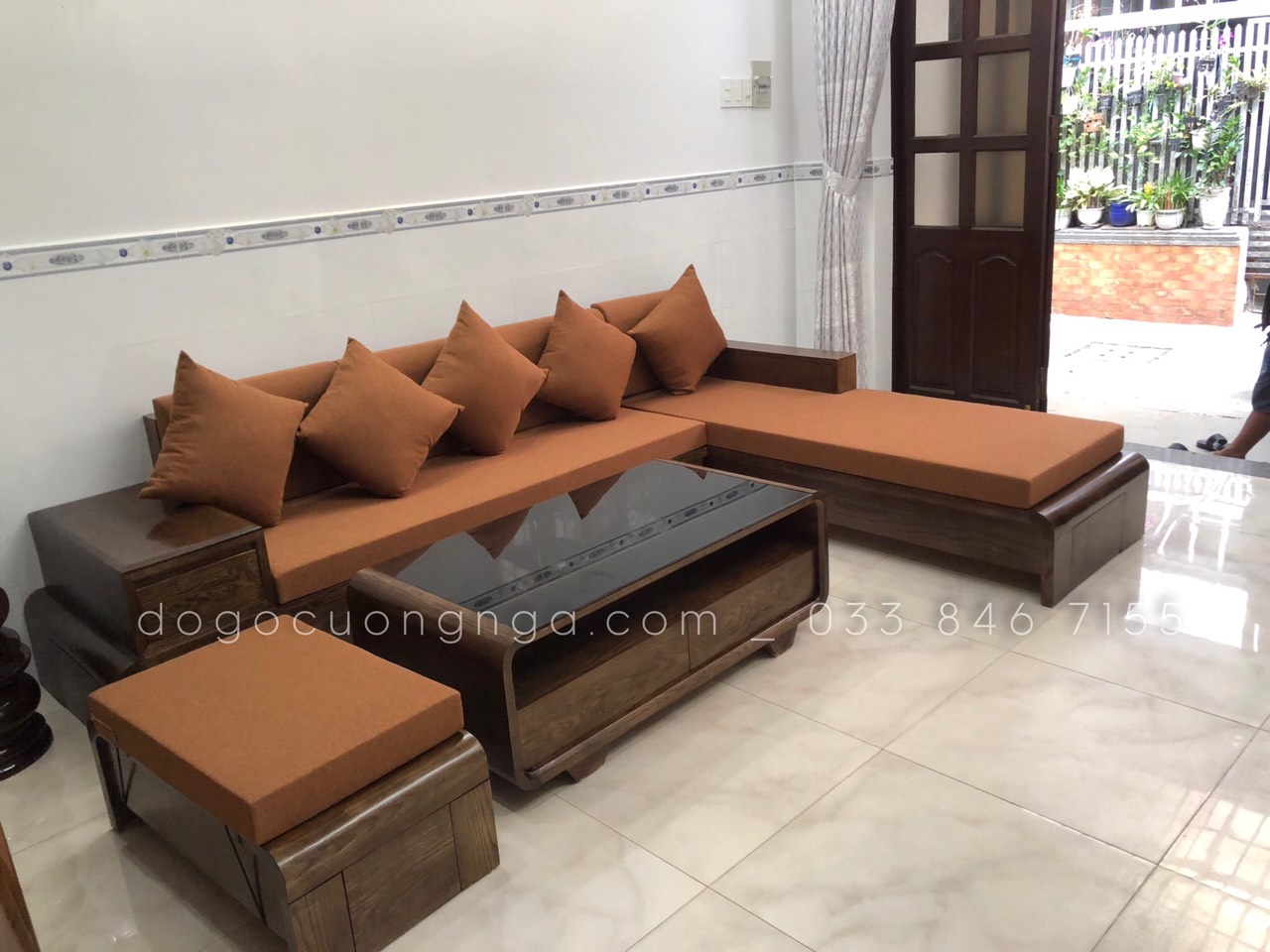 Sofa gỗ chữ L vẫn là một trong những lựa chọn được ưa chuộng nhất cho phòng khách. Với thiết kế hiện đại và đường nét tinh tế, sofa này đem lại cảm giác thoải mái và ấm cúng cho ngôi nhà của bạn. Hãy xem ảnh để tận hưởng sự hoàn hảo của sofa gỗ chữ L.